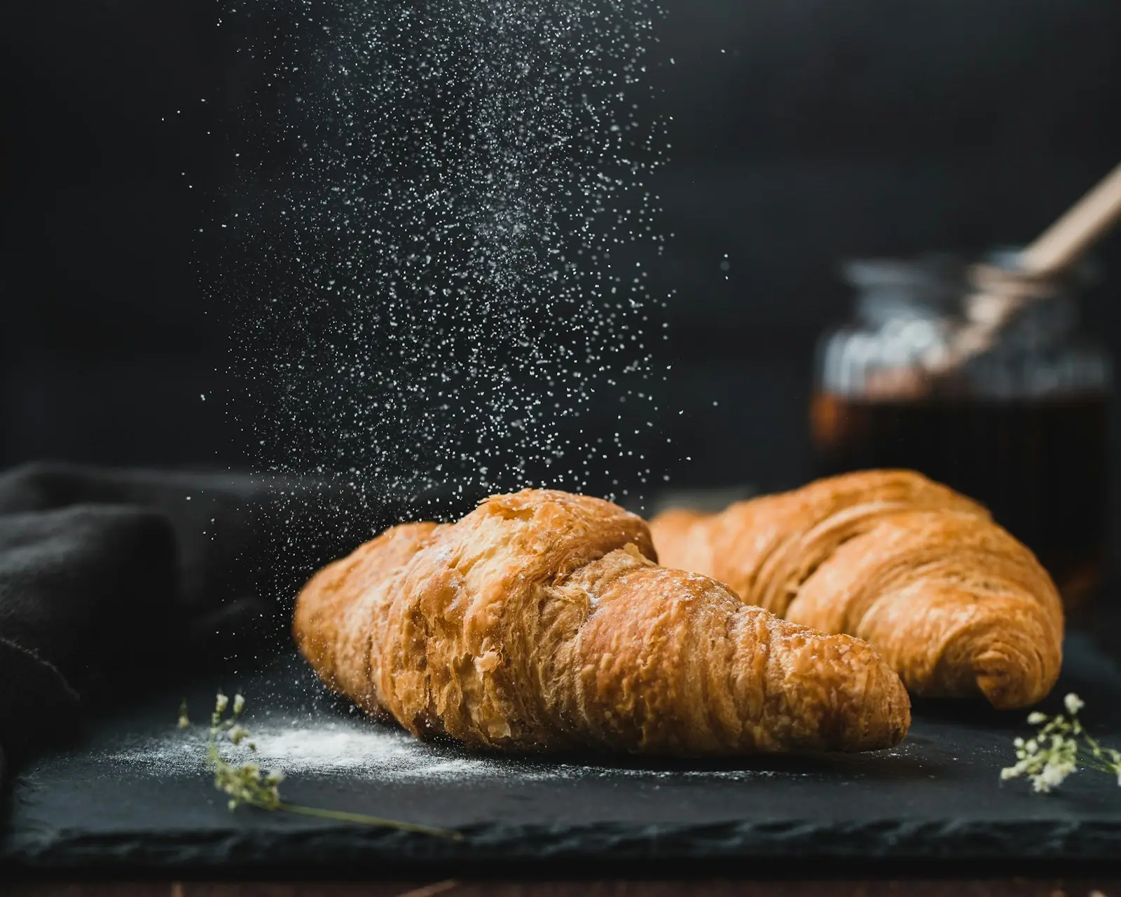 Croissants artisanaux saupoudrés de sucre